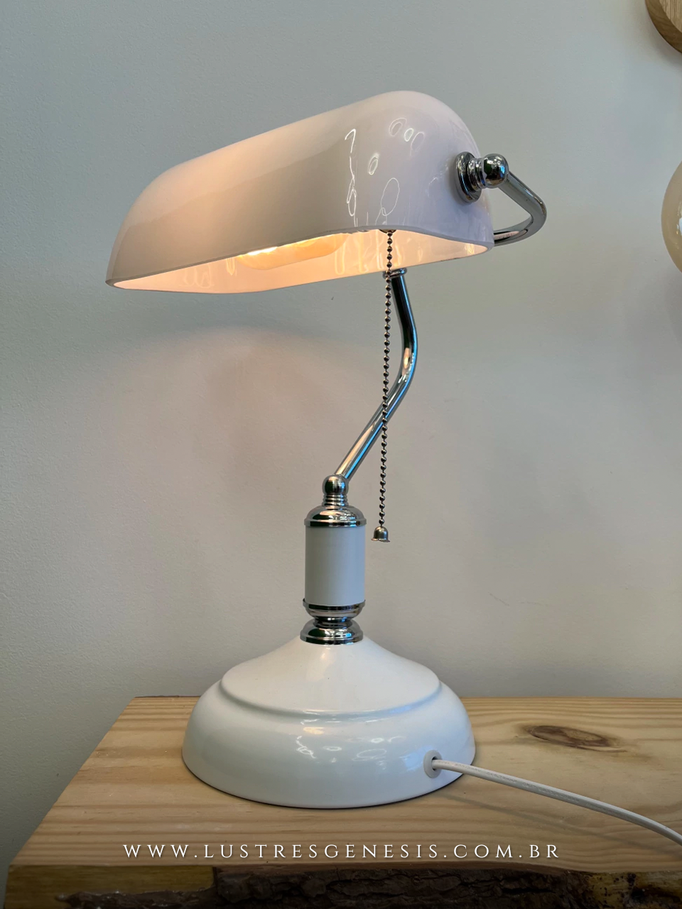 Iluminação de escritório com abajur branco tipo "banqueiro", um produto exclusivo da marca LUSTRES GENESIS